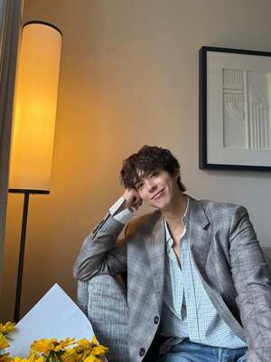 【フォト】「パリの王子さま」パク・ボゴム、クラシカルな魅力際立つ「CELINE」ファッション