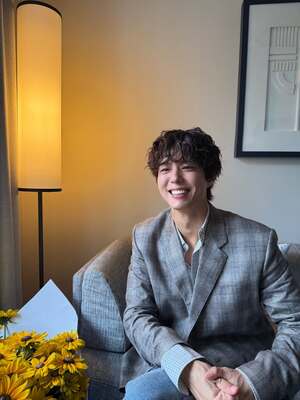 【フォト】「パリの王子さま」パク・ボゴム、クラシカルな魅力際立つ「CELINE」ファッション