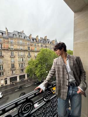 【フォト】「パリの王子さま」パク・ボゴム、クラシカルな魅力際立つ「CELINE」ファッション