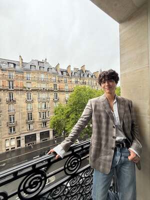 【フォト】「パリの王子さま」パク・ボゴム、クラシカルな魅力際立つ「CELINE」ファッション