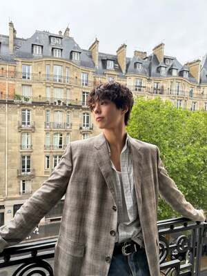 【フォト】「パリの王子さま」パク・ボゴム、クラシカルな魅力際立つ「CELINE」ファッション