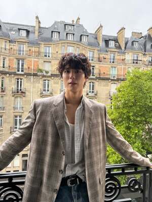 【フォト】「パリの王子さま」パク・ボゴム、クラシカルな魅力際立つ「CELINE」ファッション