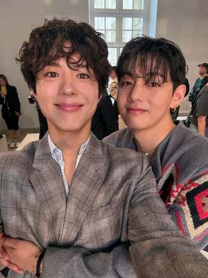 防弾少年団V、パク・ボゴムをバックハグ…仲睦まじい2ショット