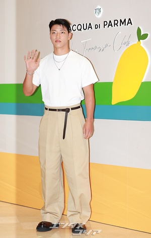 【フォト】サッカー選手の黄喜燦、見事な体格で着こなすカジュアルな「彼氏コーデ」