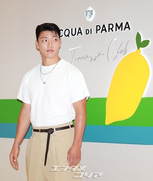【フォト】サッカー選手の黄喜燦、見事な体格で着こなすカジュアルな「彼氏コーデ」