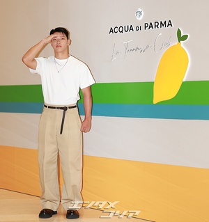 【フォト】サッカー選手の黄喜燦、見事な体格で着こなすカジュアルな「彼氏コーデ」