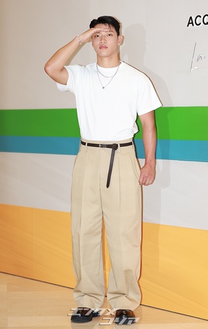 【フォト】サッカー選手の黄喜燦、見事な体格で着こなすカジュアルな「彼氏コーデ」