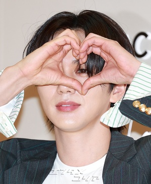 【フォト】ほほ笑むユ・スンホ、穏やかなビジュアル