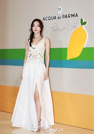 【フォト】ソン・ナウン、スリット入りスカートで美脚チラ見せ