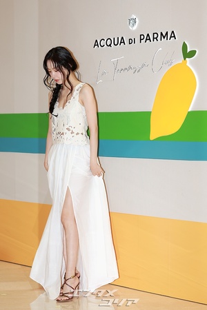 【フォト】ソン・ナウン、スリット入りスカートで美脚チラ見せ