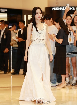 【フォト】ソン・ナウン、スリット入りスカートで美脚チラ見せ