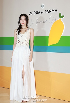 【フォト】ソン・ナウン、スリット入りスカートで美脚チラ見せ