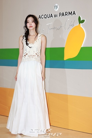 【フォト】ソン・ナウン、スリット入りスカートで美脚チラ見せ