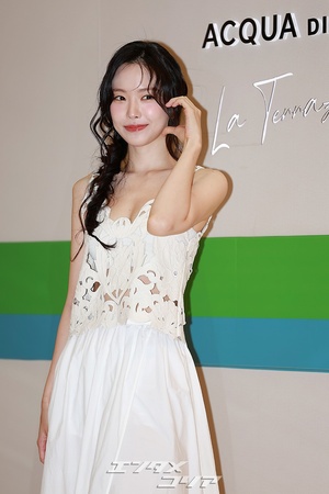 【フォト】ソン・ナウン、スリット入りスカートで美脚チラ見せ