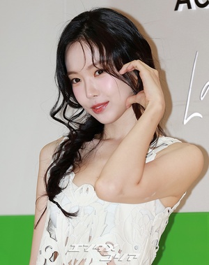 【フォト】ソン・ナウン、スリット入りスカートで美脚チラ見せ