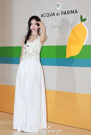 【フォト】ソン・ナウン、スリット入りスカートで美脚チラ見せ