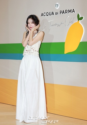 【フォト】ソン・ナウン、スリット入りスカートで美脚チラ見せ