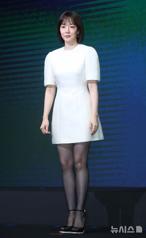 【フォト】まばゆい白ワンピ姿のイム・スジョン、ばっさりボブヘア