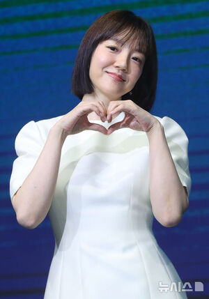 【フォト】まばゆい白ワンピ姿のイム・スジョン、ばっさりボブヘア