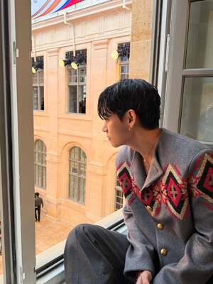 【フォト】防弾少年団Vが「CELINE」のショーに出席、まさに絶頂のビジュアル