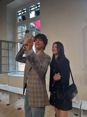 【フォト】スジ、「CELINE」のスエードのセットアップ姿がクラシカル＆ゴージャス