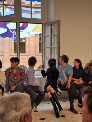 【フォト】スジ、「CELINE」のスエードのセットアップ姿がクラシカル＆ゴージャス