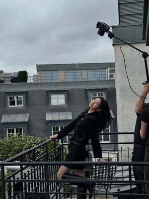 【フォト】スジ、「CELINE」のスエードのセットアップ姿がクラシカル＆ゴージャス