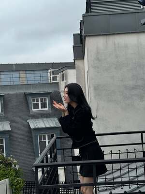 【フォト】スジ、「CELINE」のスエードのセットアップ姿がクラシカル＆ゴージャス