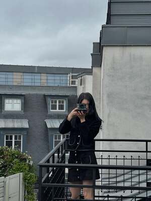 【フォト】スジ、「CELINE」のスエードのセットアップ姿がクラシカル＆ゴージャス