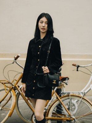 【フォト】スジ、「CELINE」のスエードのセットアップ姿がクラシカル＆ゴージャス