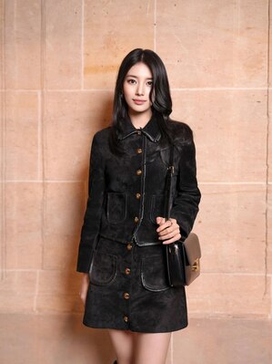 【フォト】スジ、「CELINE」のスエードのセットアップ姿がクラシカル＆ゴージャス