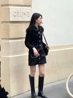 【フォト】スジ、「CELINE」のスエードのセットアップ姿がクラシカル＆ゴージャス