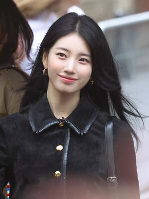 【フォト】スジ、「CELINE」のスエードのセットアップ姿がクラシカル＆ゴージャス