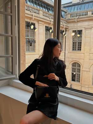 【フォト】スジ、「CELINE」のスエードのセットアップ姿がクラシカル＆ゴージャス