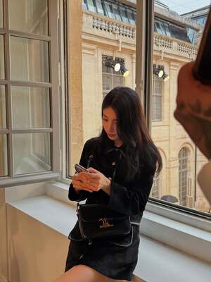 【フォト】スジ、「CELINE」のスエードのセットアップ姿がクラシカル＆ゴージャス