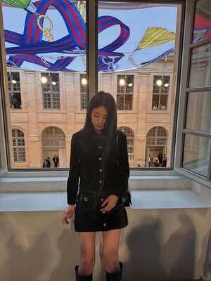 【フォト】スジ、「CELINE」のスエードのセットアップ姿がクラシカル＆ゴージャス