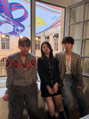 【フォト】スジ、「CELINE」のスエードのセットアップ姿がクラシカル＆ゴージャス