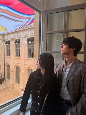 【フォト】スジ、「CELINE」のスエードのセットアップ姿がクラシカル＆ゴージャス