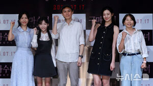 【フォト】ポーズする『駆魔修道女』の主役たち