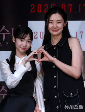 【フォト】ポーズする『駆魔修道女』の主役たち