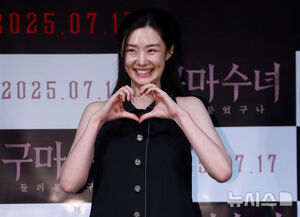 【フォト】ポーズする『駆魔修道女』の主役たち