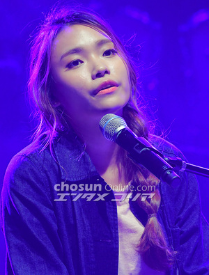 【フォト】熱唱するイ・ジナ