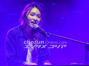 【フォト】熱唱するイ・ジナ