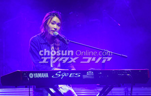 【フォト】熱唱するイ・ジナ