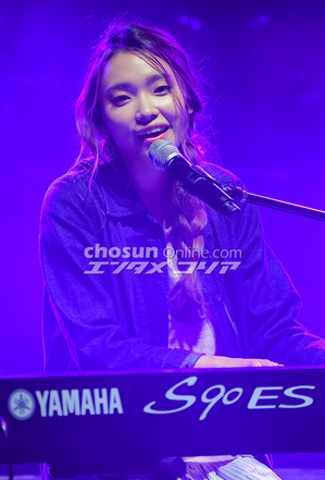 【フォト】熱唱するイ・ジナ