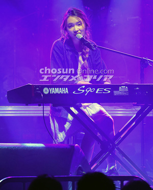 【フォト】熱唱するイ・ジナ