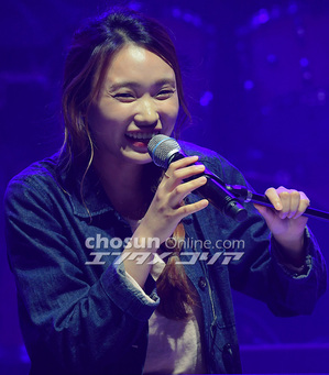 【フォト】熱唱するイ・ジナ