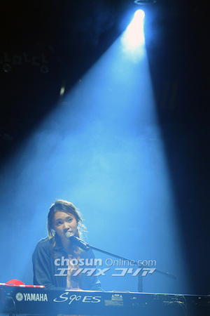 【フォト】熱唱するイ・ジナ