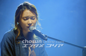 【フォト】熱唱するイ・ジナ