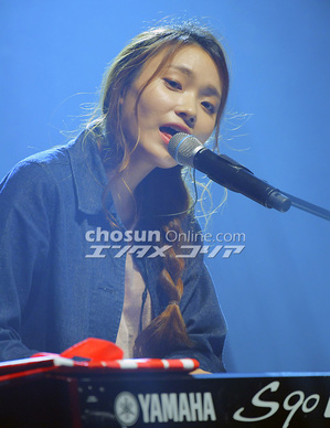 【フォト】熱唱するイ・ジナ